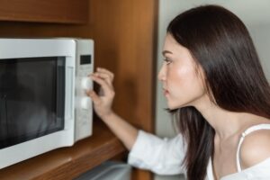 Почему не открывается дверца микроволновки во время работы
