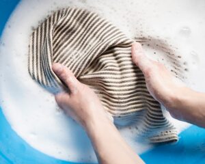 Как отстирать пятна от монтажной пены с одежды